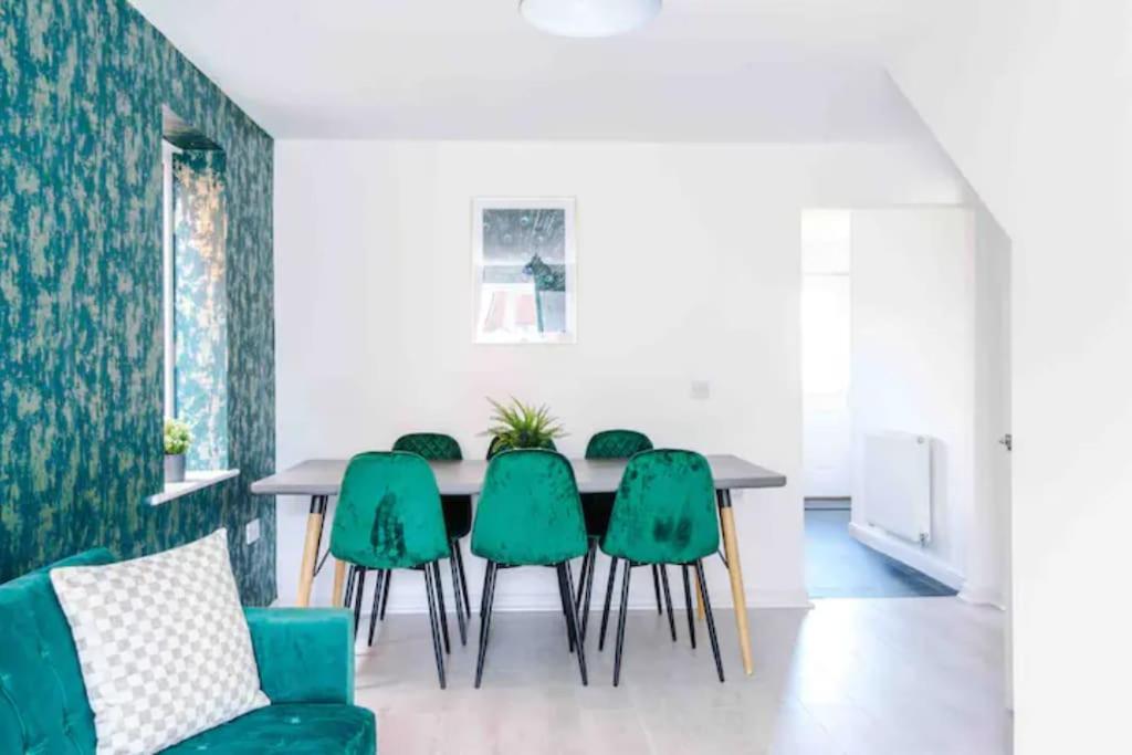 Spacious 5 Bedroom Home Hosted By Mcr Dens Manchester Exterior photo
