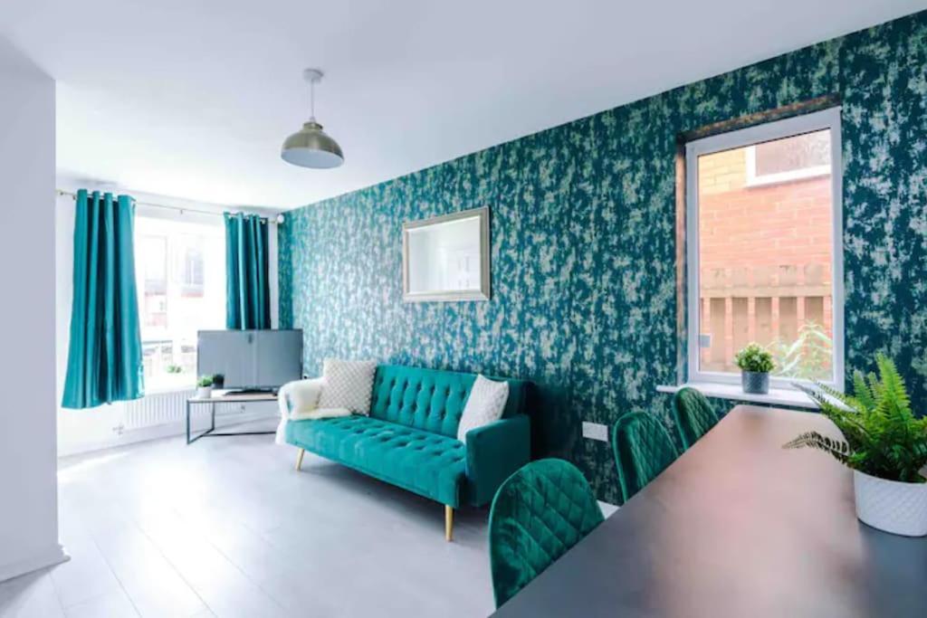 Spacious 5 Bedroom Home Hosted By Mcr Dens Manchester Exterior photo