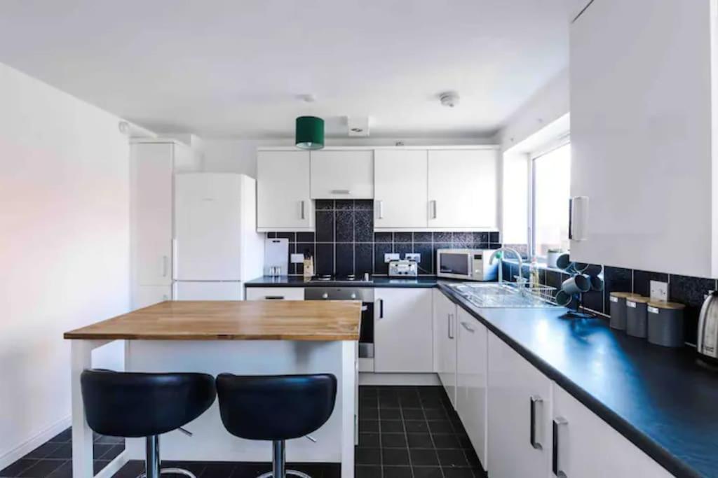 Spacious 5 Bedroom Home Hosted By Mcr Dens Manchester Exterior photo